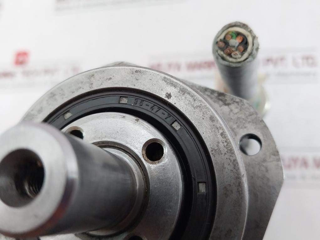 Lenze Mdsksrs036-13 Servo Motor Mprn 00 Ip64 0,9A 245V 4000 Min-1 200Hz 0,25Kw