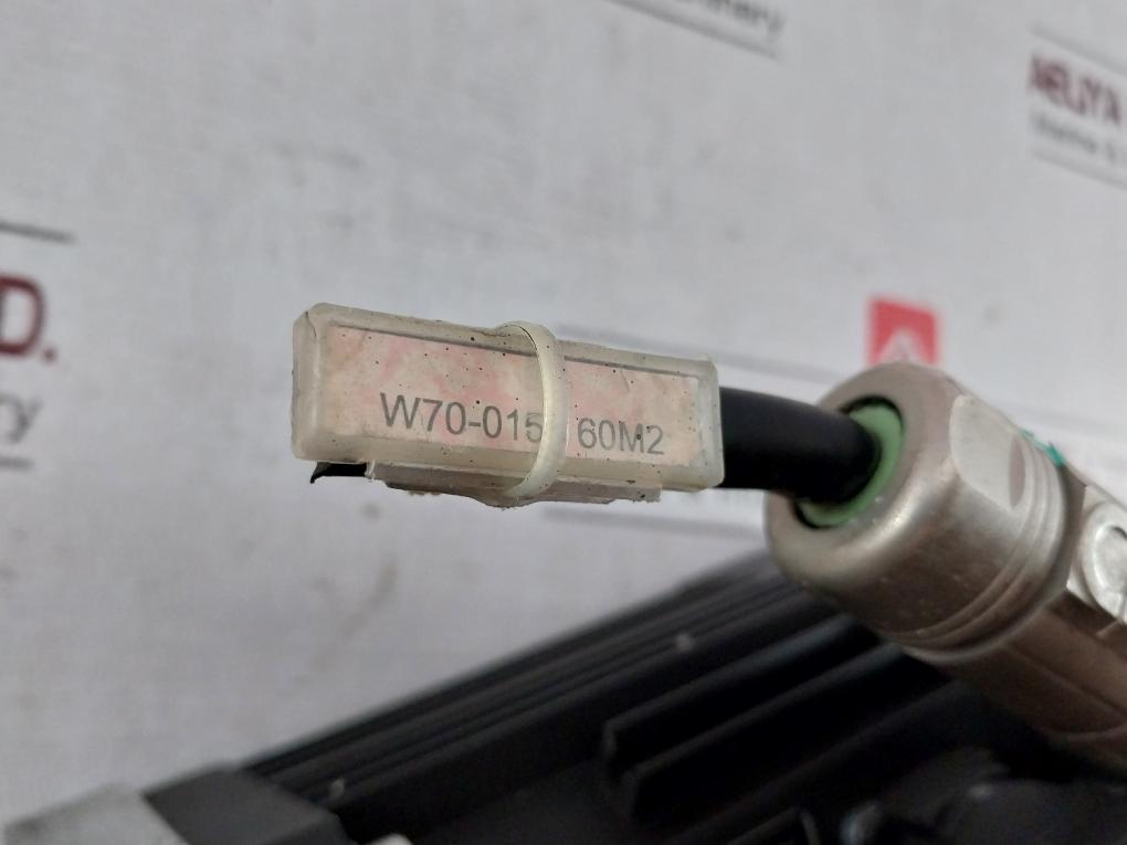 Lenze Mdsksrs036-13 Servo Motor Mprn 00 Ip64 0,9A 245V 4000 Min-1 200Hz 0,25Kw