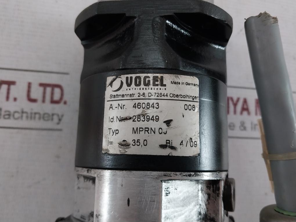 Lenze Mdsksrs036-13 Servo Motor Mprn 00 Ip64 0,9A 245V 4000 Min-1 200Hz 0,25Kw