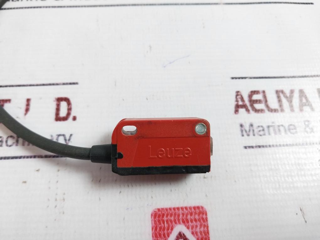 Leuze HRTR 3B/66-V Diffuse sensor with background suppression