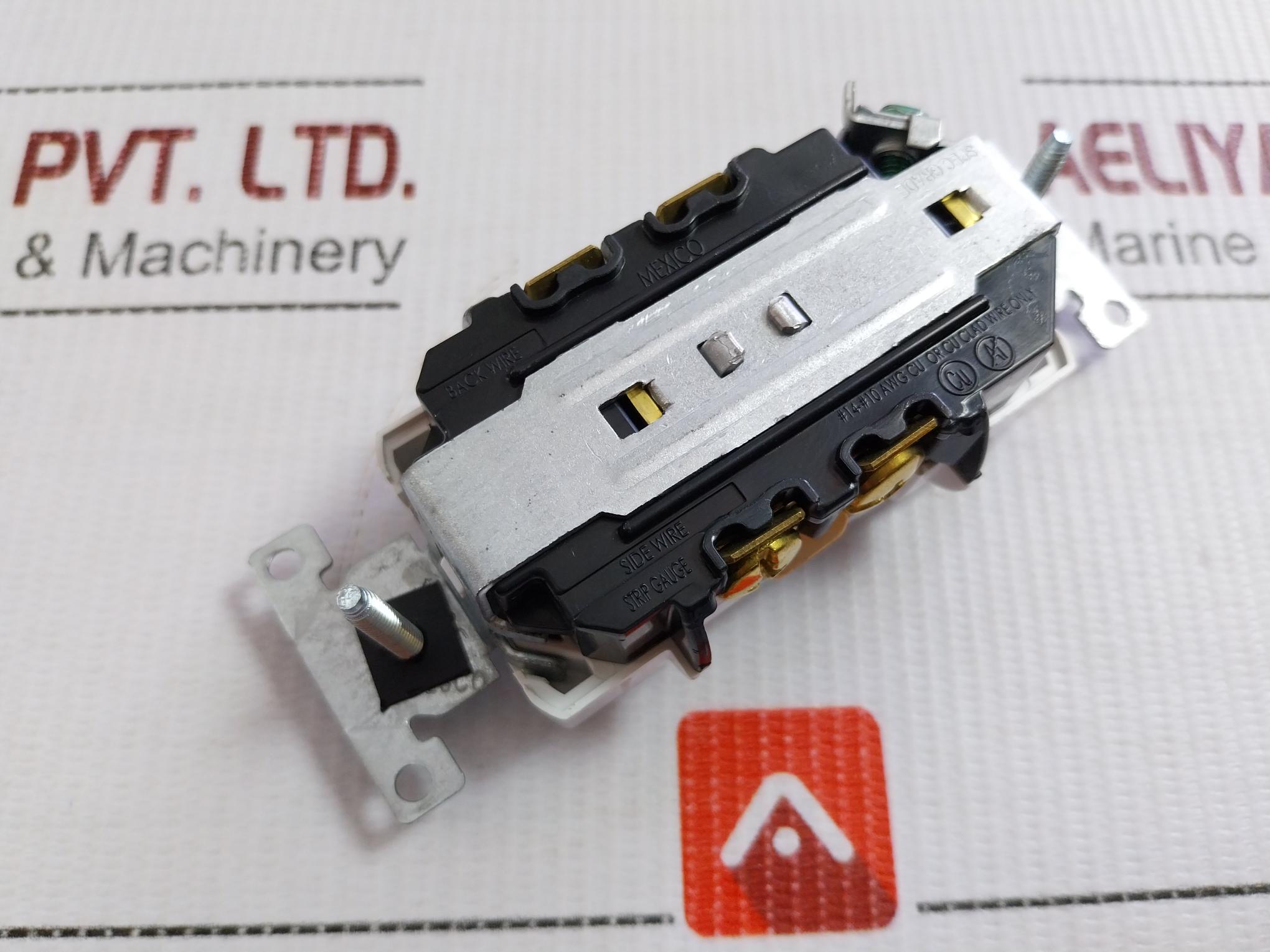 15A-125V Duplex Receptacle With Faceplate Leviton