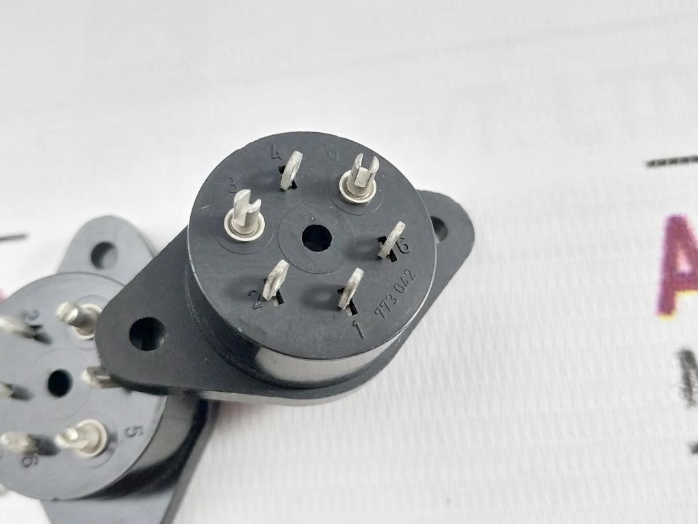 Lot of 2X 773 042 6-Pin Socket