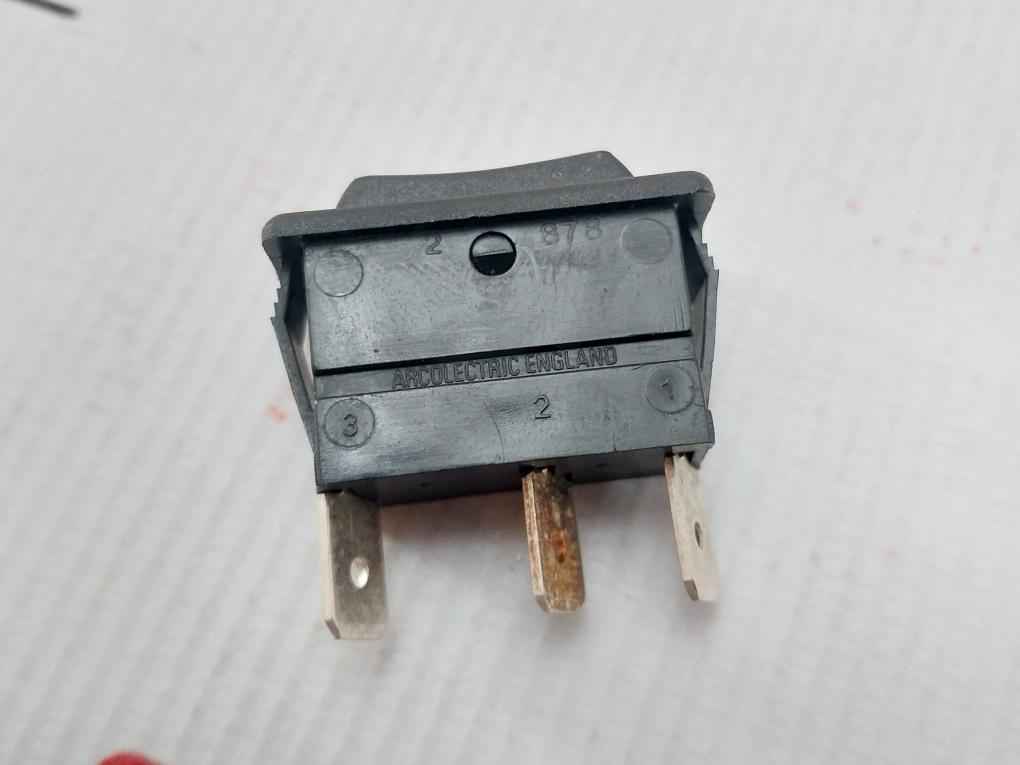 Lot Of 2X Arcolectric C1522At Panel Switch F/Early Generation Ax 16(4)A 250Vac