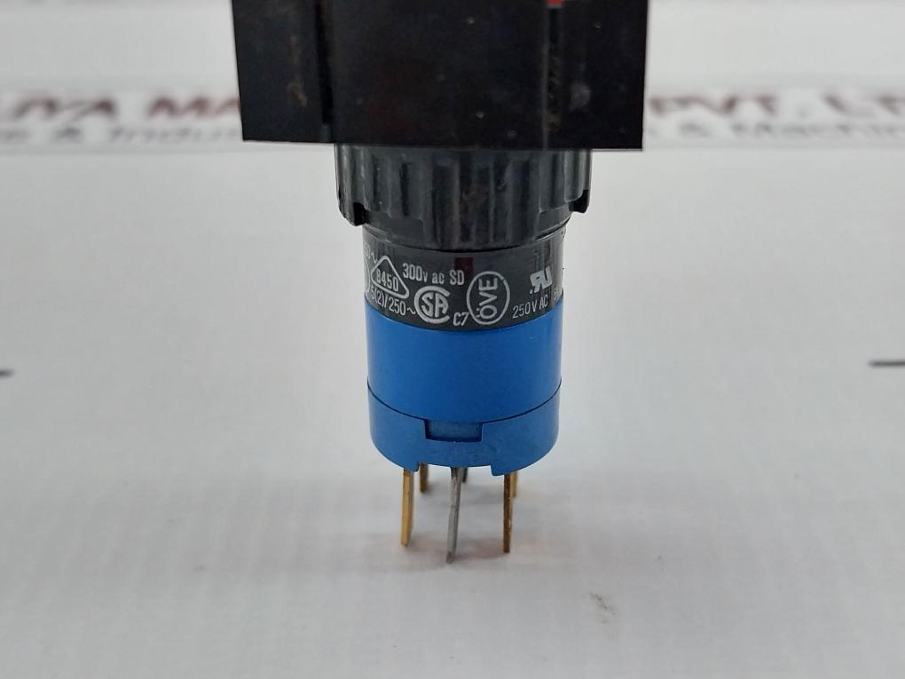 Lot OF 2X EAO 31-261.022 Actuator 300V AC 5A