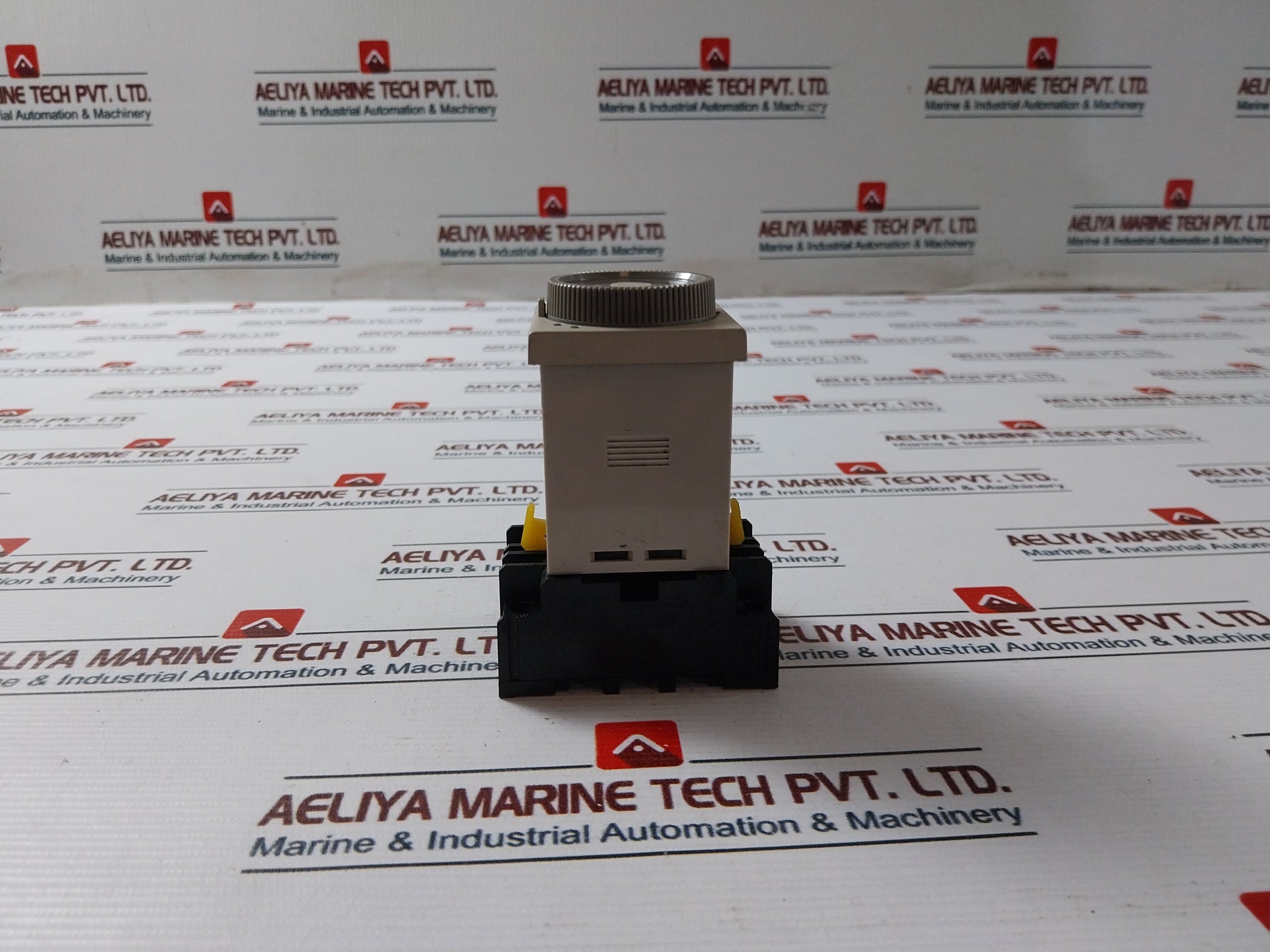 Lot of 2X OMRON H3CR-A Timer Relay with Base 12-48VDC 50/60HZ