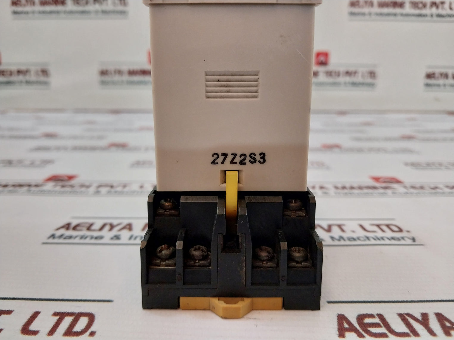 Lot of 2X OMRON H3CR-A Timer with Base 0-30 Min