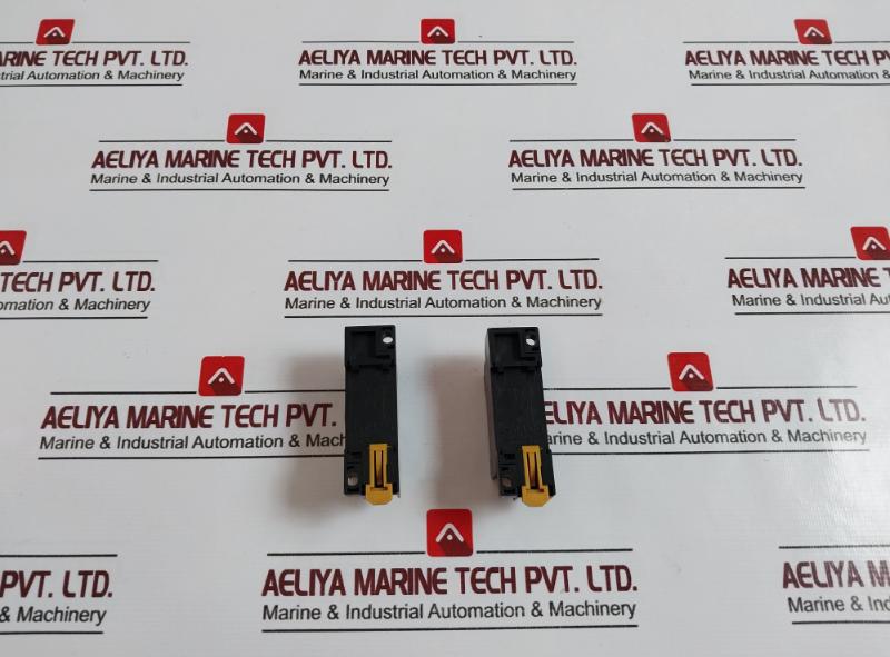 Lot of 4X OMRON PYF08A-E Relay Base Socket MAX 7A250V 5A250V 0837W2