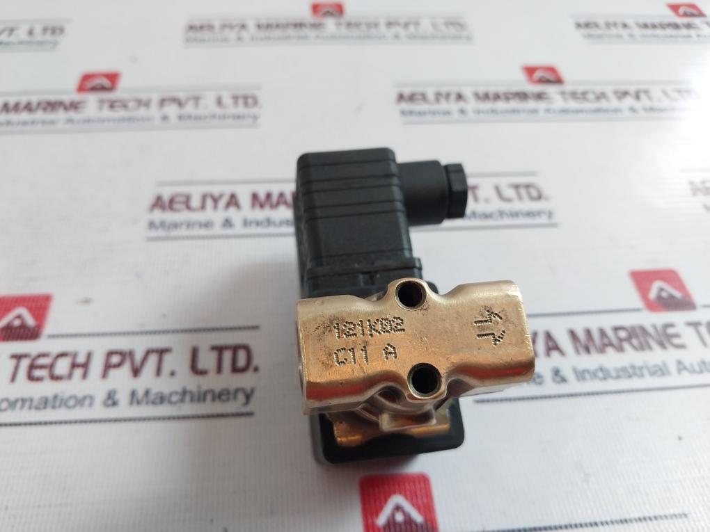 Lucifer 121K0240 C11A Solenoid Valve With Coil 483510S6F 220-240V 50Hz