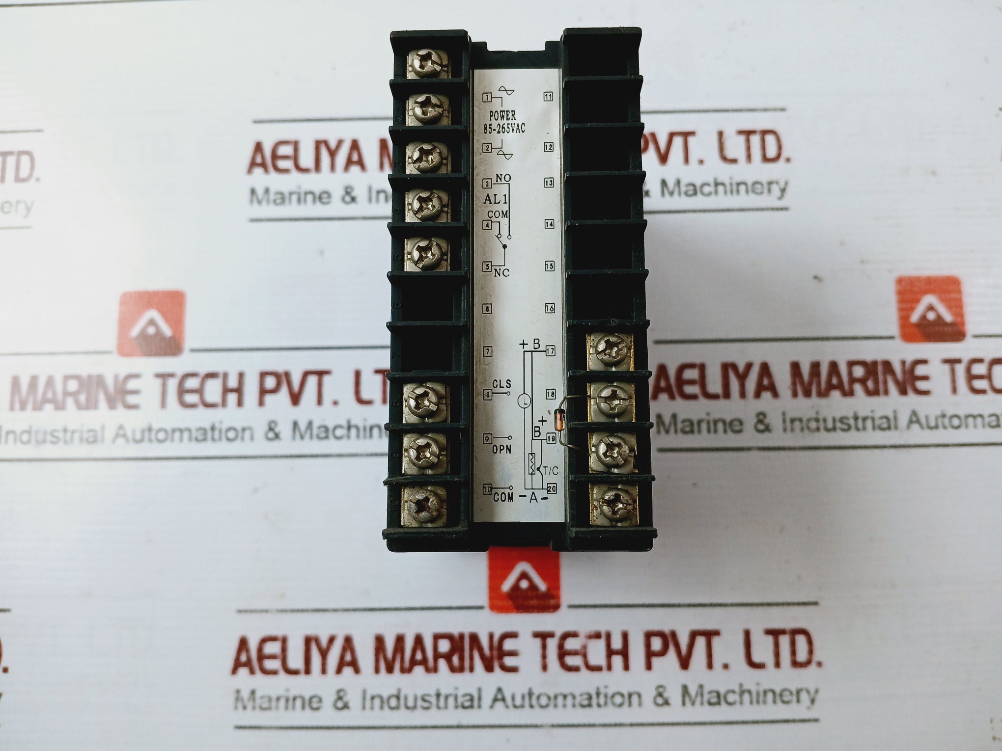 Pan-globe P908-701-010-000 Temperature Controller 85-265Vac/Dc 4 Digit Display 85-265Vac