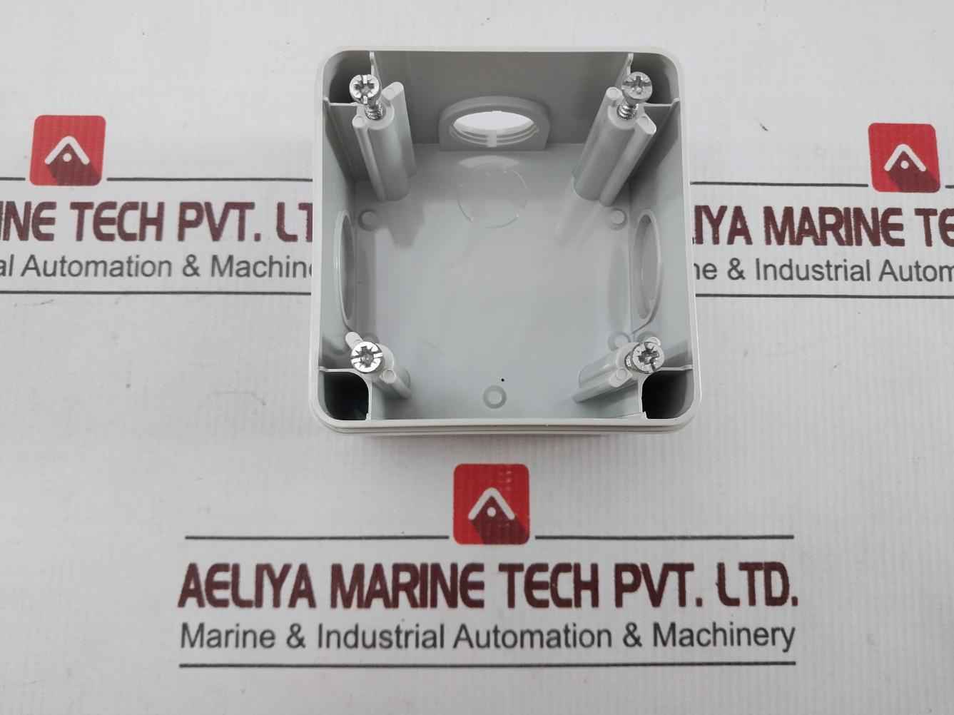 Mennekes 4210 Panel Mounted Socket 16A-6H/200-250V