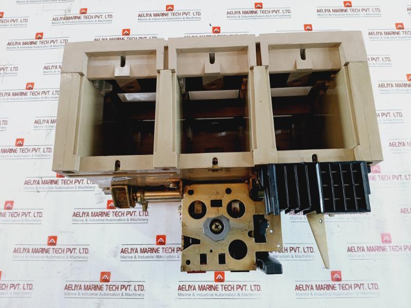 Merlin Gerin Masterpact Air Circuit Breaker Switch Mechanism W/ Insulation Body