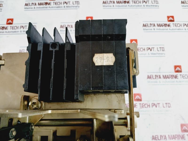 Merlin Gerin Masterpact Air Circuit Breaker Switch Mechanism W/ Insulation Body