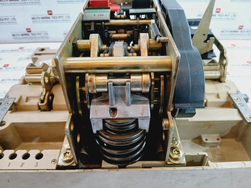 Merlin Gerin Masterpact Air Circuit Breaker Switch Mechanism W/ Insulation Body