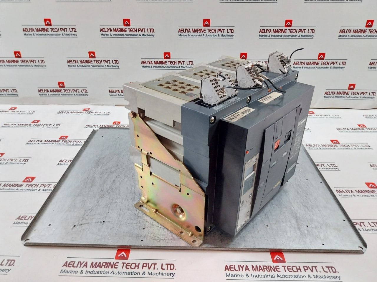 Merlin Gerin Masterpact Micrologic 2.0A Nw32 H1 Air Circuit Breaker 3200A