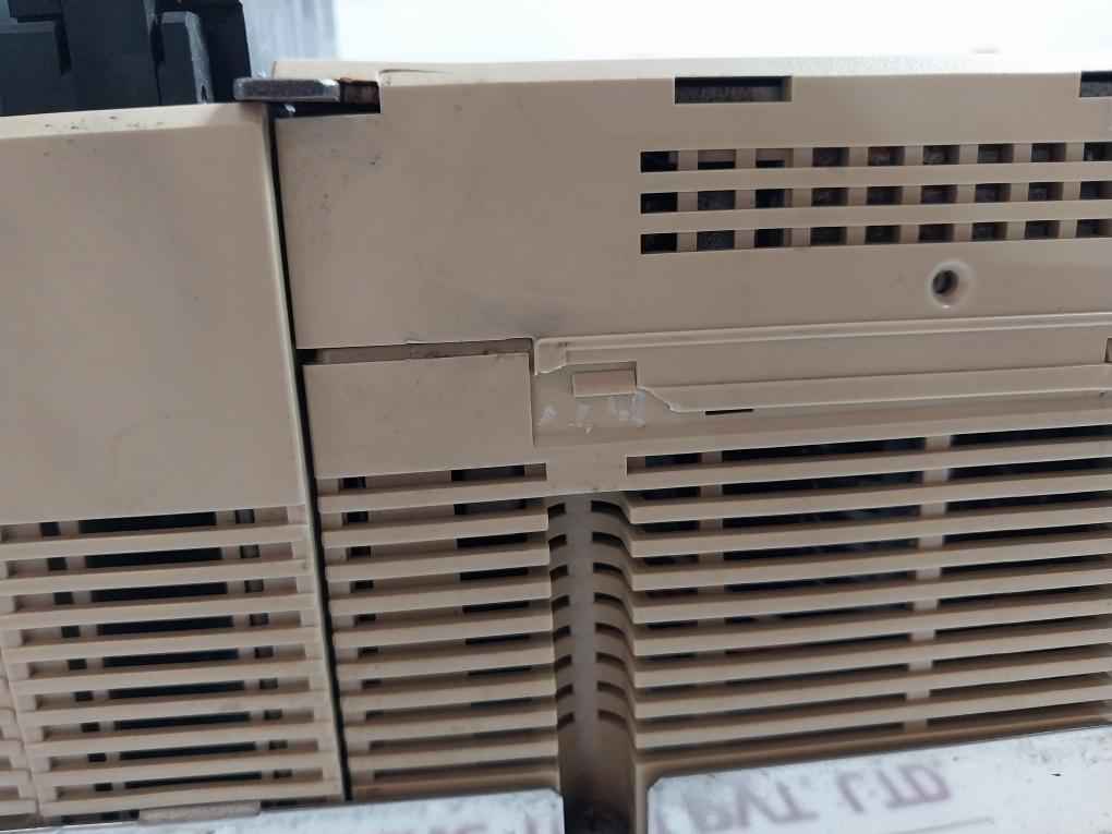 Omron C200H-cpu03 Sysmac Programmable Controller 250V Ac 2A 00302002