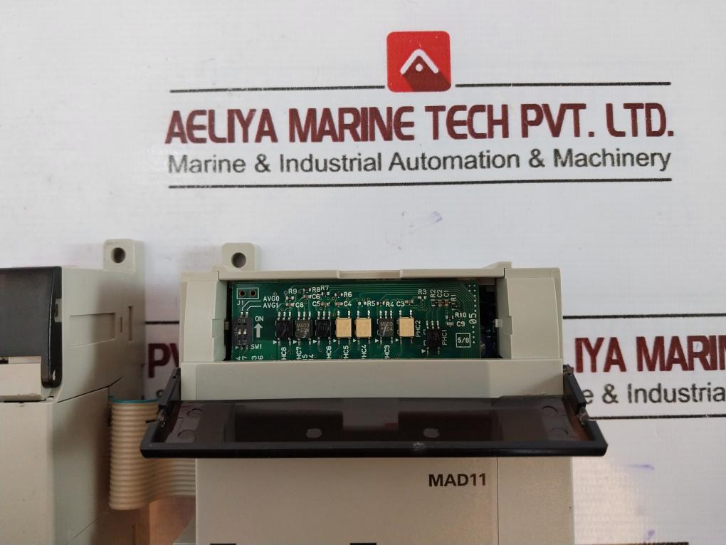 Omron Cpm2a-30cdr-d Sysmac Programmable Controller W/ Mad11 24vdc 20w