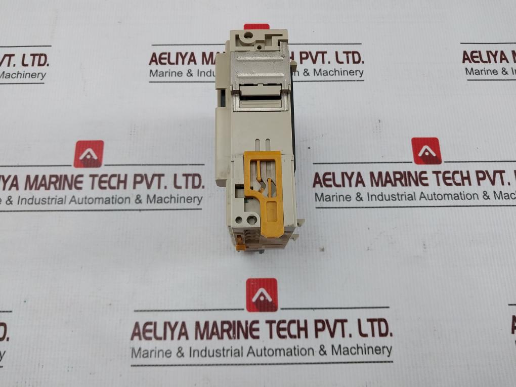 Omron Cqm1-od214 Digital Output Module 94V-0 5-24Vdc 0.3A
