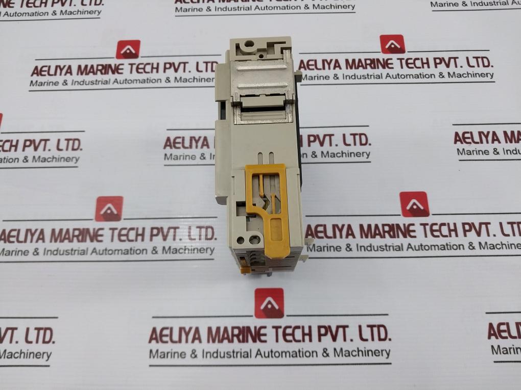 Omron Cqm1-od214 Plc Output Unit 5-24Vdc 0.3A