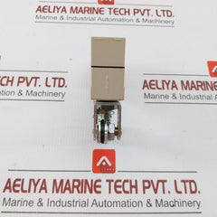 Omron Enclosed Limit Switch Ze-qa2-2 10A 250Vac
