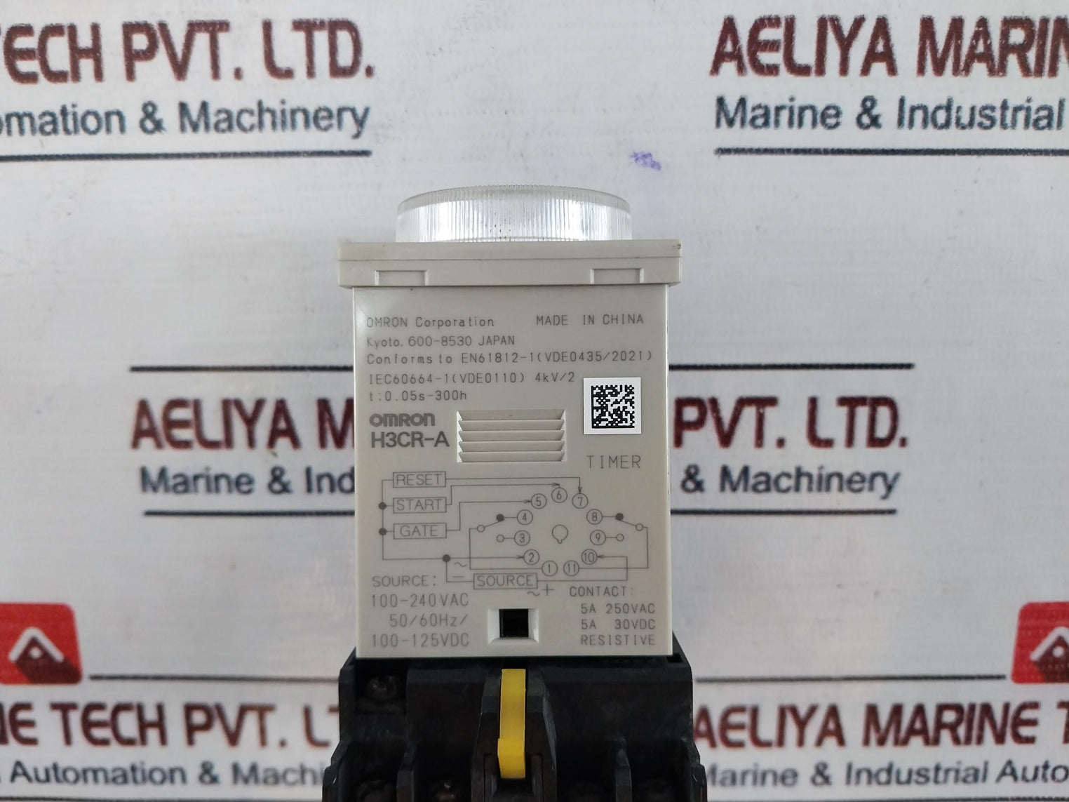 OMRON H3CR-A Time Relay with Base 0.05S-300H 100-125VDC