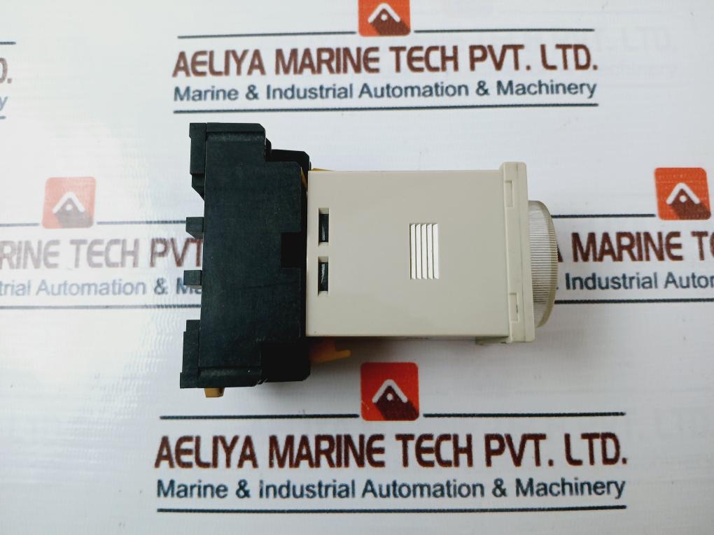 Lot Of 2X Omron H3Cr-a Timer With Base 100-240Vac 50/60Hz 0-12 Sec