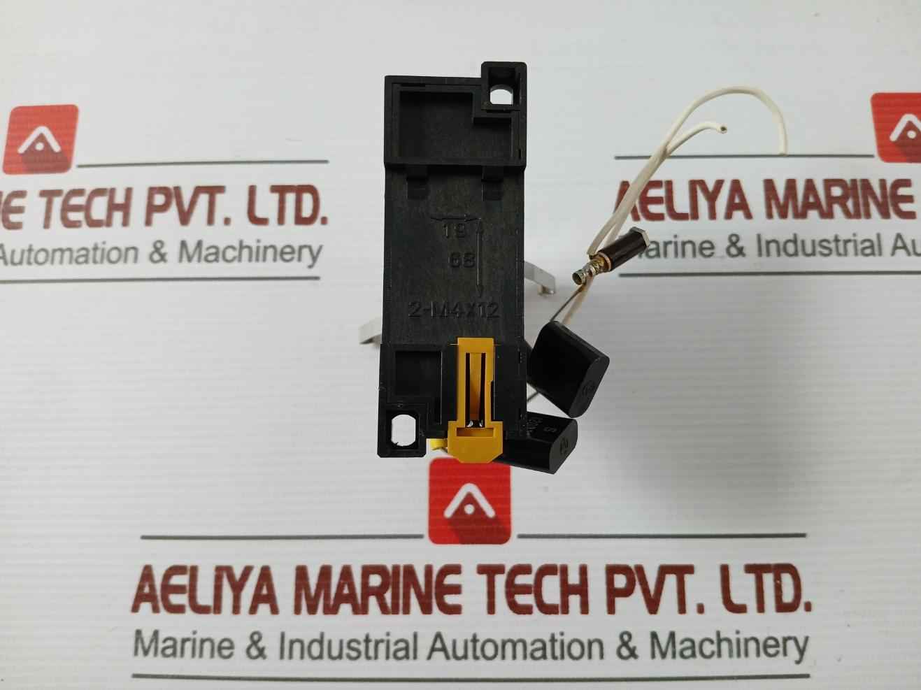 Omron Ly2 Relay With A Socket Base 100/110 Vac