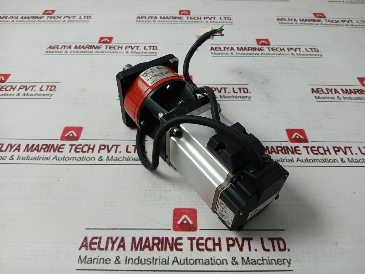 Omron R88M-g40030H-s2 Ac Servo Motor 0.4 Kw 200 Hz Ratio 7