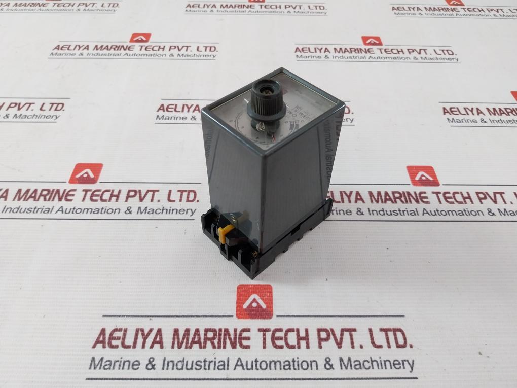 Omron Stp-nm Subminy Timer W/ Socket Base 8Pfa 0-12 Seconds 100/110V 50/60Hz 3A