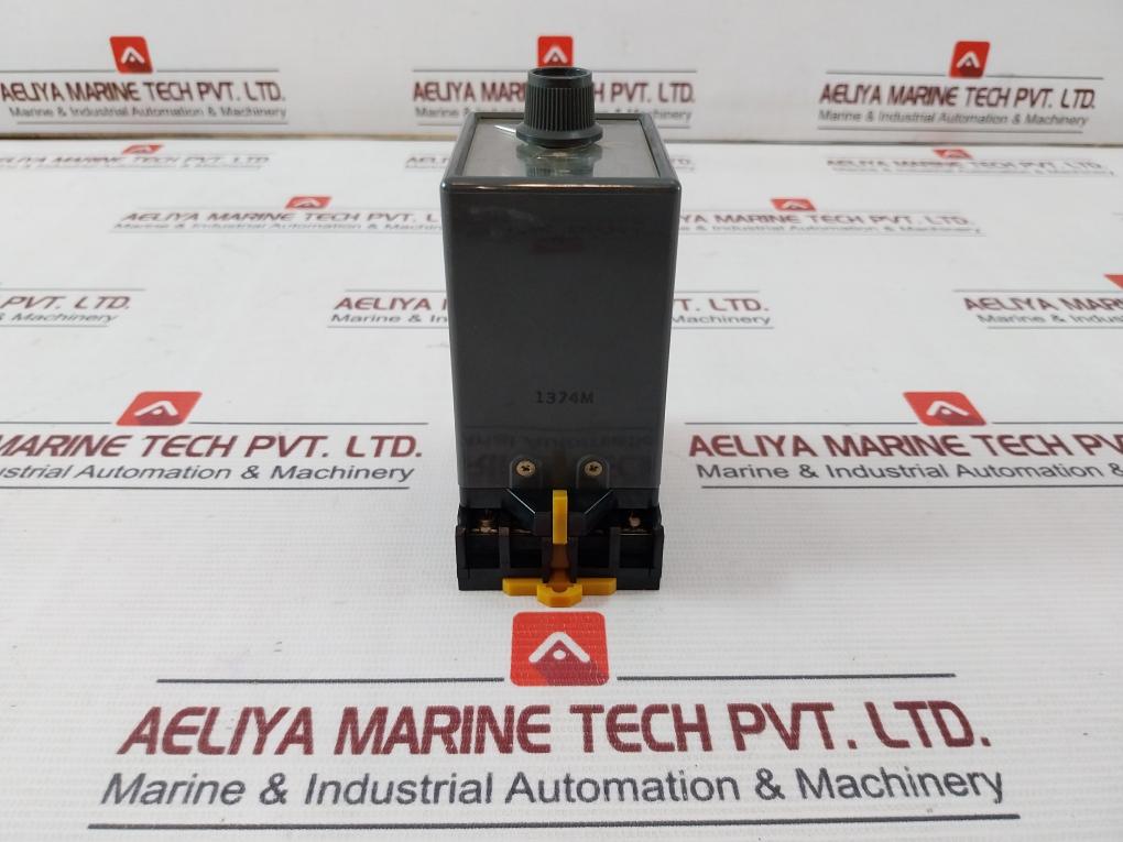 Omron Stp-nm Subminy Timer W/ Socket Base 8Pfa 0-12 Seconds 100/110V 50/60Hz 3A