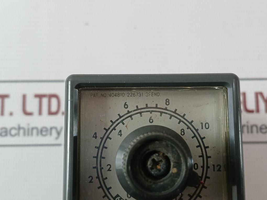 Omron Stp-nm Subminy Timer With Base 0 To 14 Hours 200/220V 250Vac 50/60Hz 7.5A