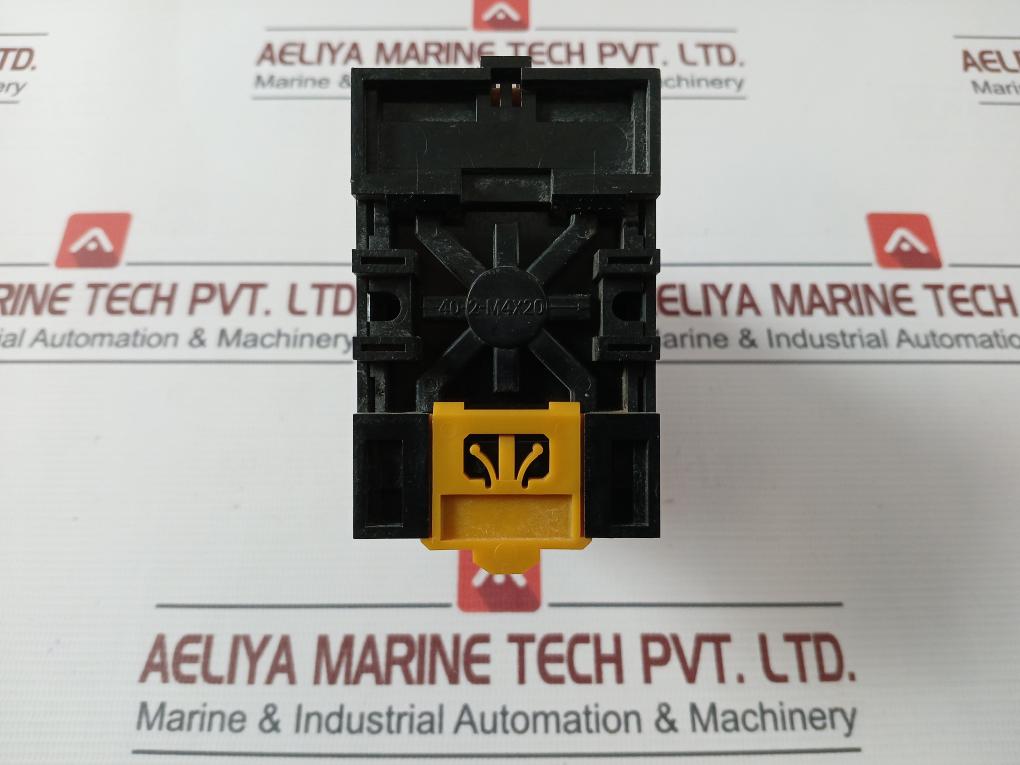 Omron Stp-nm Subminy Timer With Base 0 To 14 Hours 200/220V 250Vac 50/60Hz 7.5A