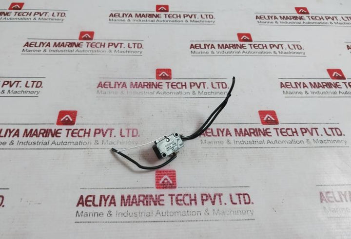 Omron V-15Fl111-2A Limit Switch 0.6A 125Vdc 24X5Re