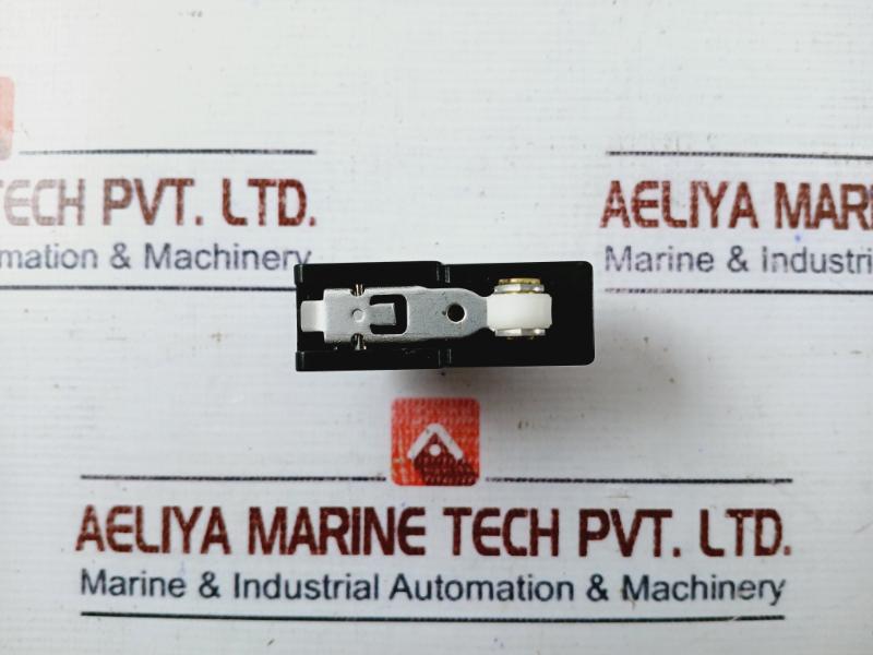 Omron Z-15gw22-b Short Hinge Roller Lever Limit Switch 15a 250v~ 09422h1