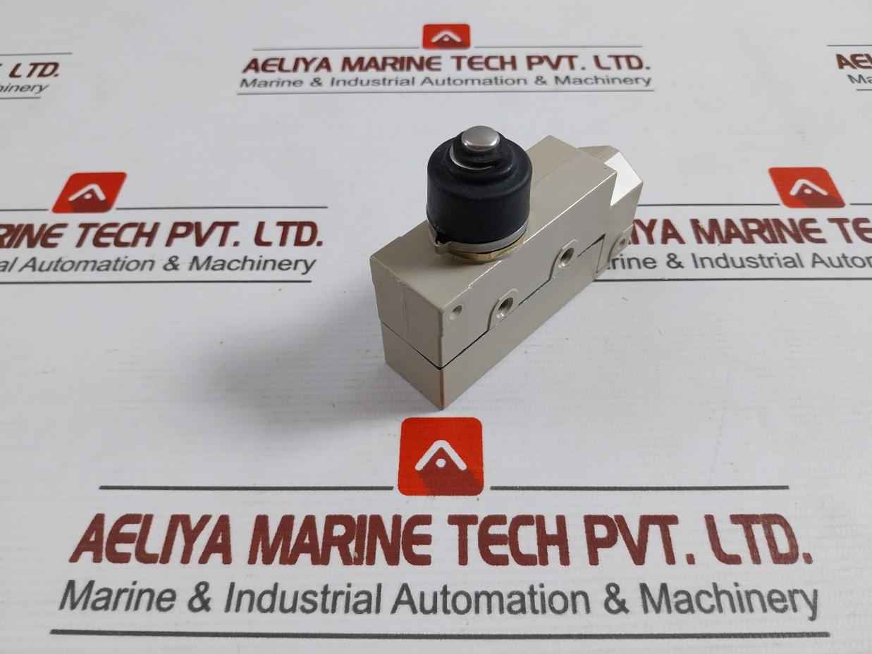 Omron Ze-n-2 General Purpose Horizontal Limit Switch 15A 125, 250 Or 480Vac