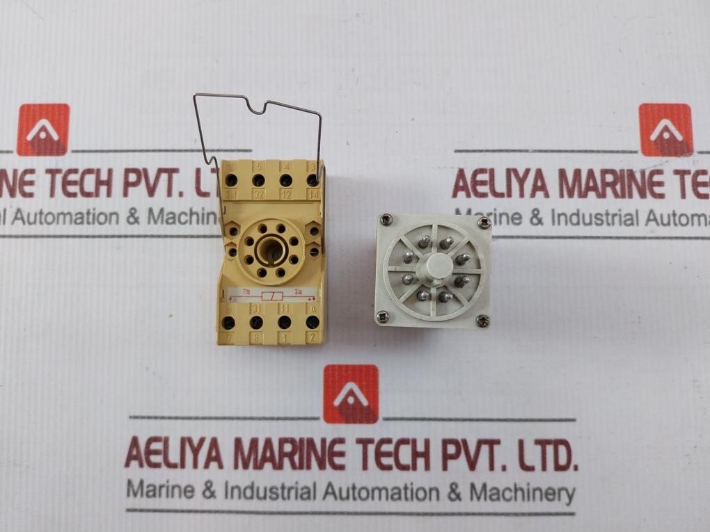 Paramount P3 2C/O F Z Industrial Plug In Relay With Socket