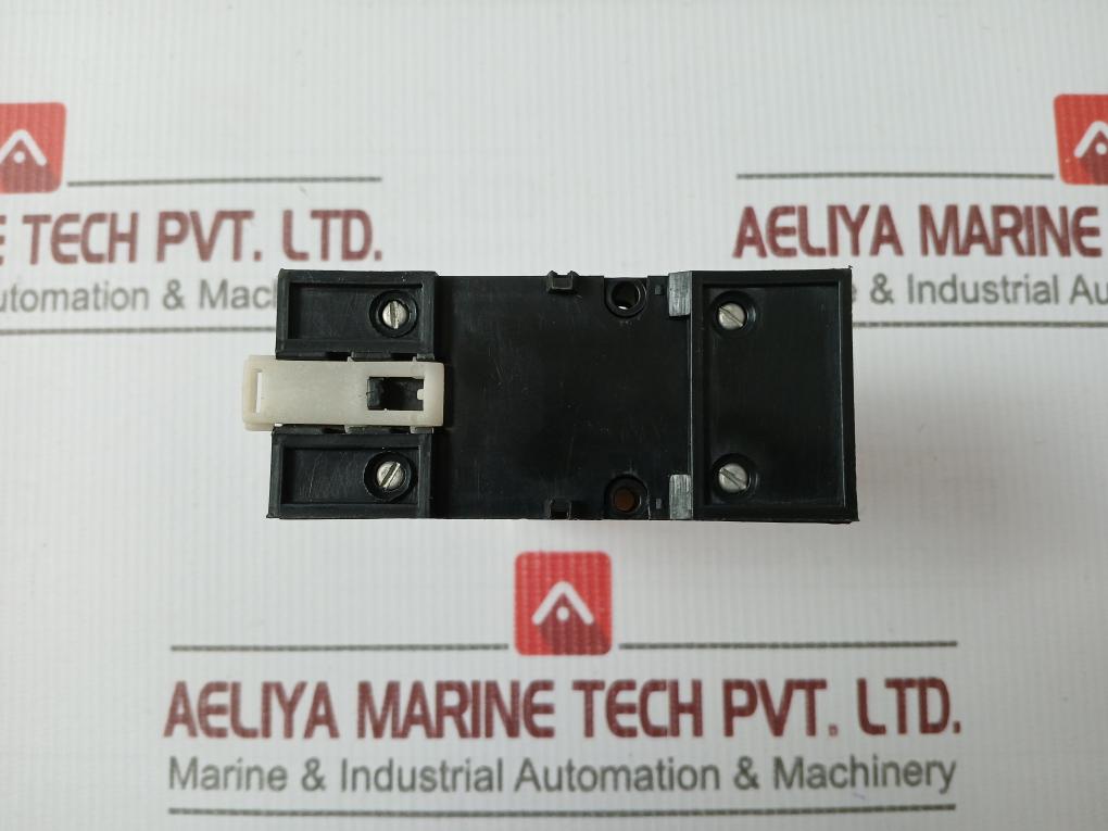 Paramount Series P3 2C/O F Z Relay With Socket Base 10 Amp 250 Vac