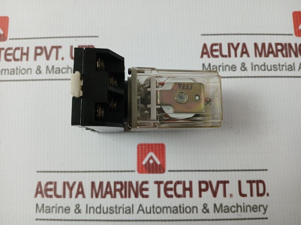 Paramount Series P3 2C/O F Z Relay With Socket Base 10 Amp 250 Vac