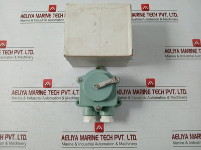Part-No-Z-1m-Marine-Socket-2p-E-Ip56-250v-20a-1