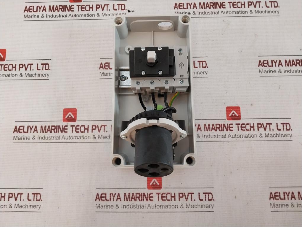 Pce 75242-3 Switched Interlocked Socket 32A 4P 3H Ip66/Ip67 440V 50/60Hz
