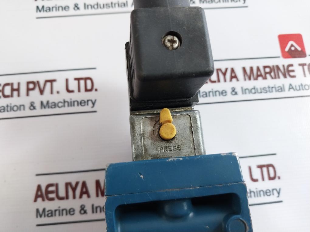 Rexroth 5724150220 Pneumatic Directional Valve 110V 50/60Hz