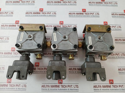 Rexroth P54350-4 Pneumatics Division Shuttle Valve T-294866-d