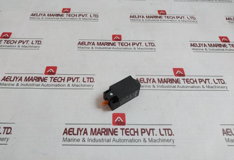 Rittal Sz 2586 Door Limit Switch 3Se3 200-1Xt Ip40 500V 230V 6A 24V 10A