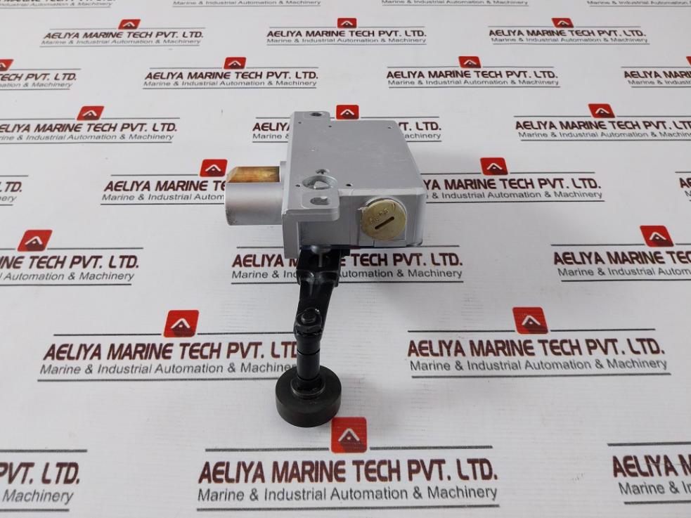 Schmersal Atv 59/4 Door Locking Device Av 15Lhe4X35 Ue 220 Vac Ie 2 A Etv 59/4