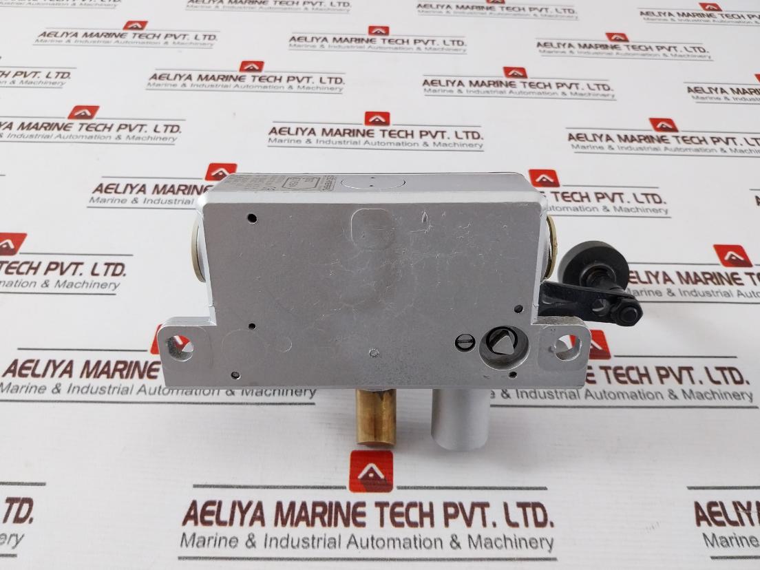 Schmersal Atv 59/4 Door Locking Device Av 15Lhe4X35 Ue 220 Vac Ie 2 A Etv 59/4