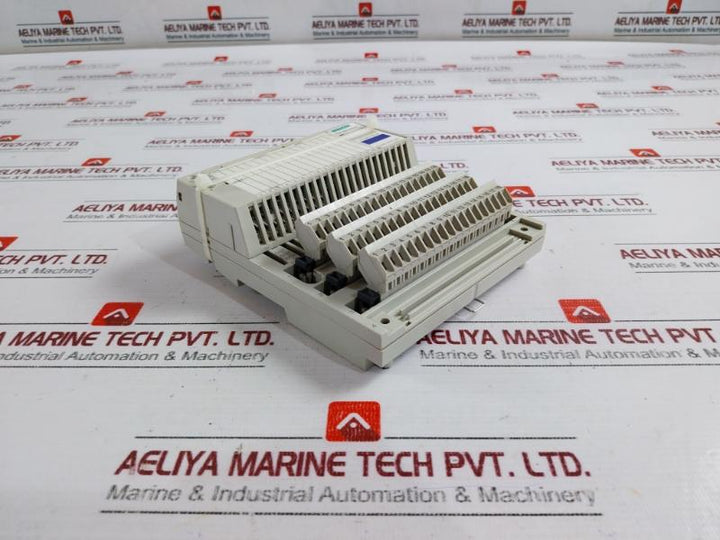 Schneider Electric 170Ado35000 Discrete Output Module Modicon Momentum
