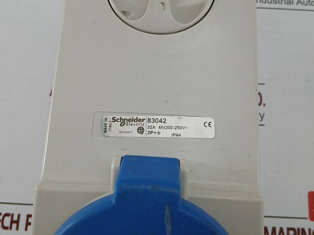 83042 Industrial Interlocked Wall Socket Schneider Electric 200-250V Ip44