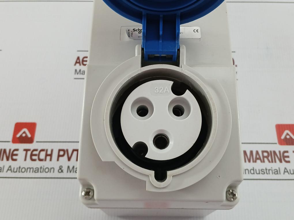 83042 Industrial Interlocked Wall Socket Schneider Electric 200-250V Ip44