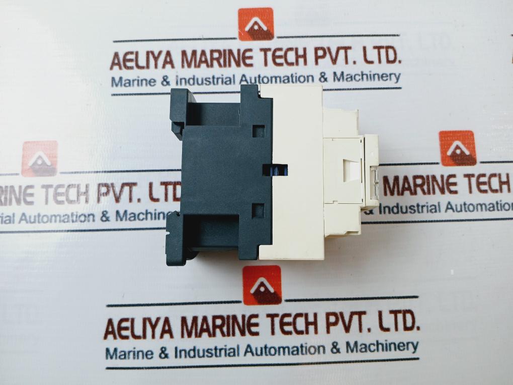 Schneider Electric Cad32M7 Contactor Control Relay 50/60Hz