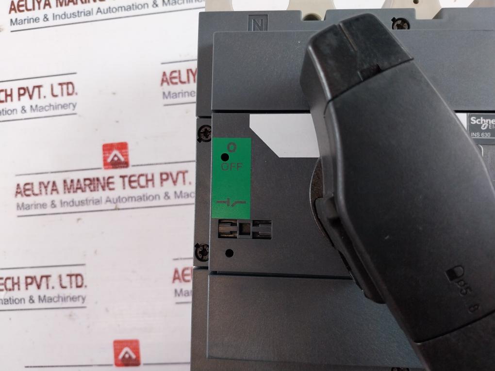Schneider Electric Ins 630, 4P Switch Disconnector With Black Rotary Handle 750V