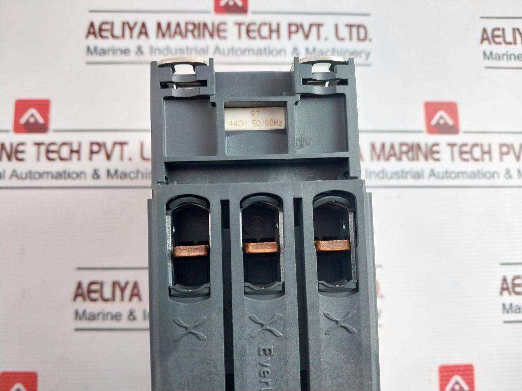 Schneider Electric Lc1D40Ar7 3 Pole Contactor 440V 50/60Hz